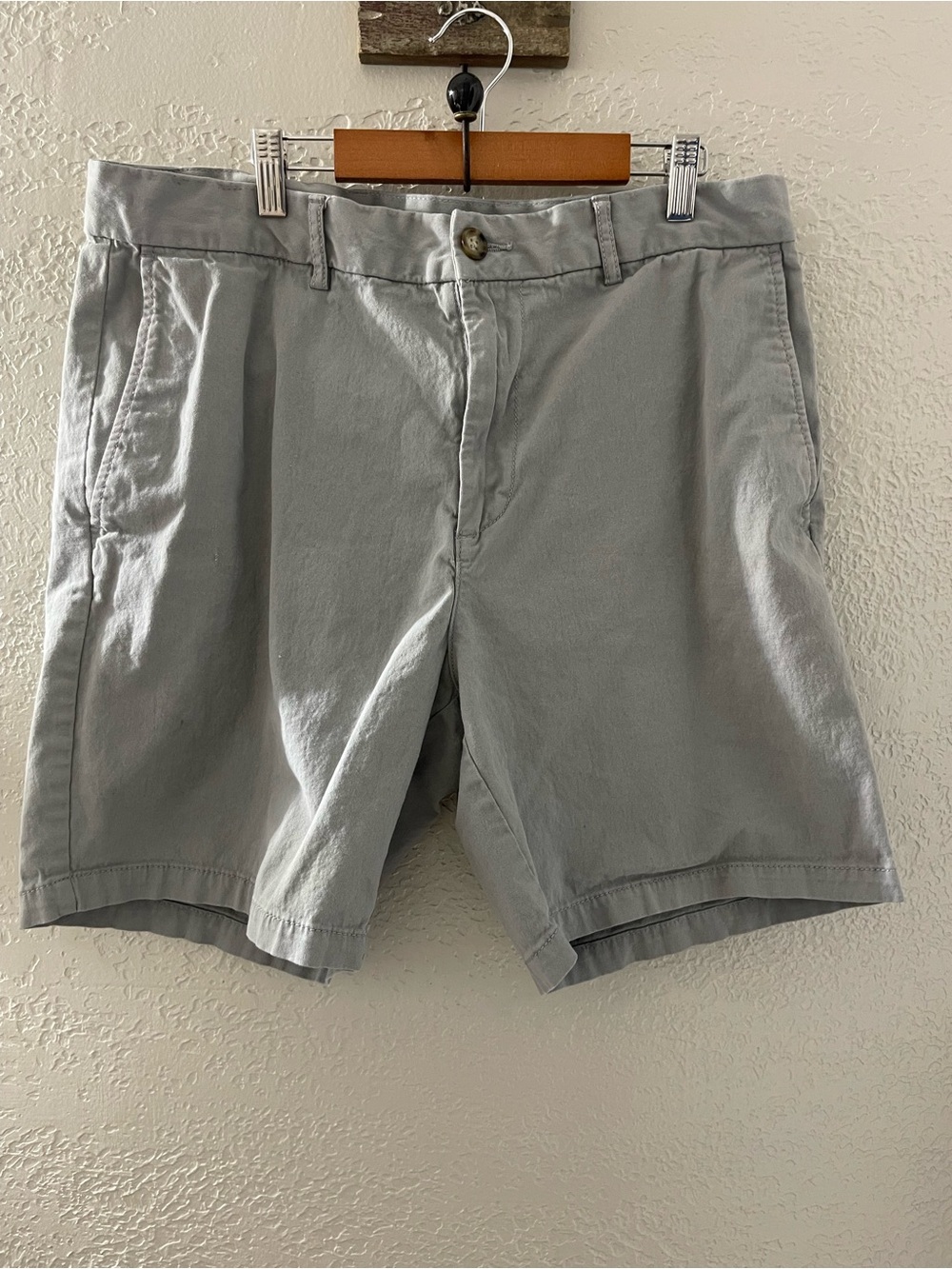 Old Navy Men's Light Gray Flat-Front Chino Shorts Size 36 Slim